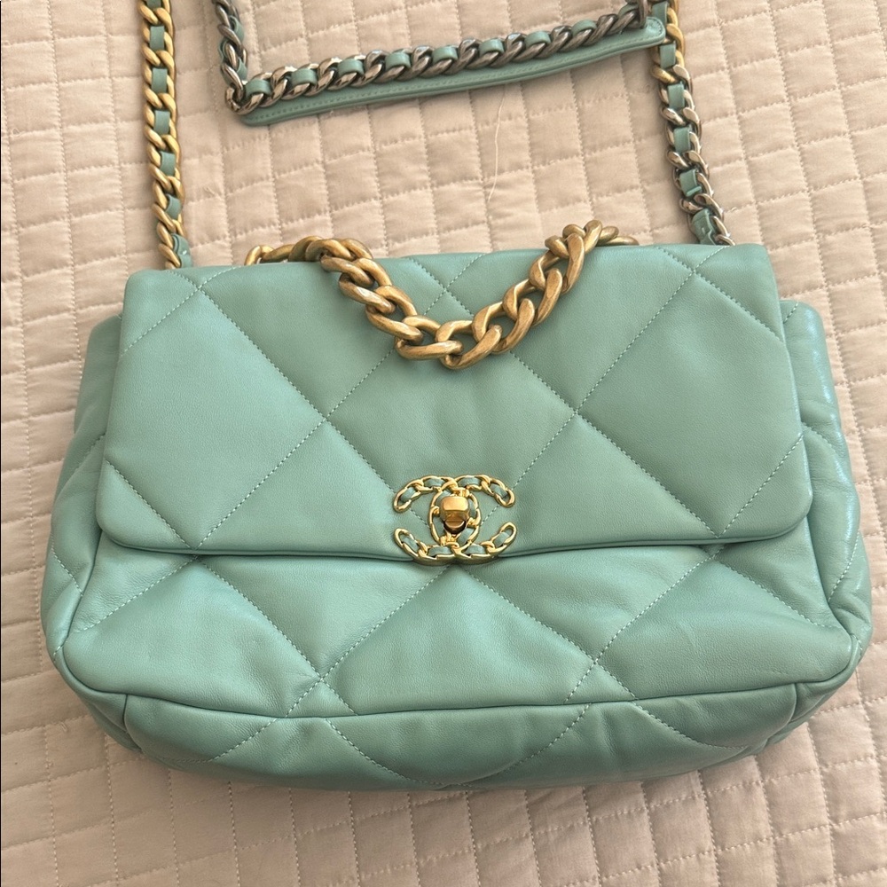 CHANEL 19 Quilted Shoulder Bag - Light Blue